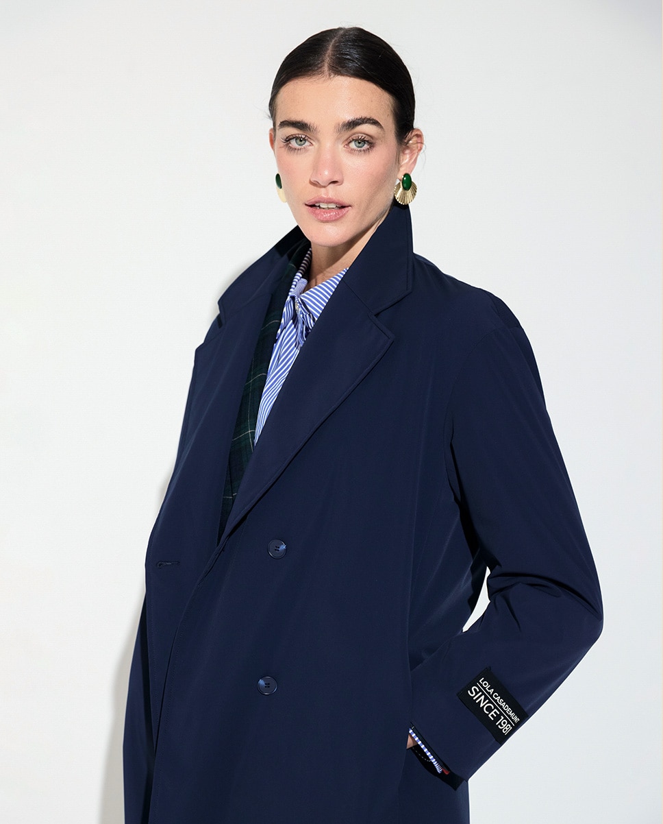 Gabardina de mujer en tejido técnico con acolchado fino - Lola Casademunt - Azul marino Azul marino-2