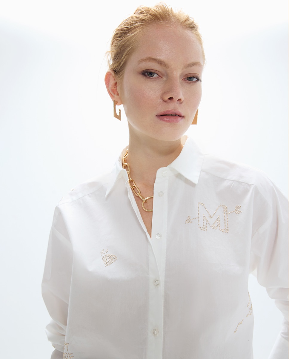 Camisa de mujer oversize con tachas doradas con dibujos posicionados - Lola Casademunt - Blanco Blanco-3
