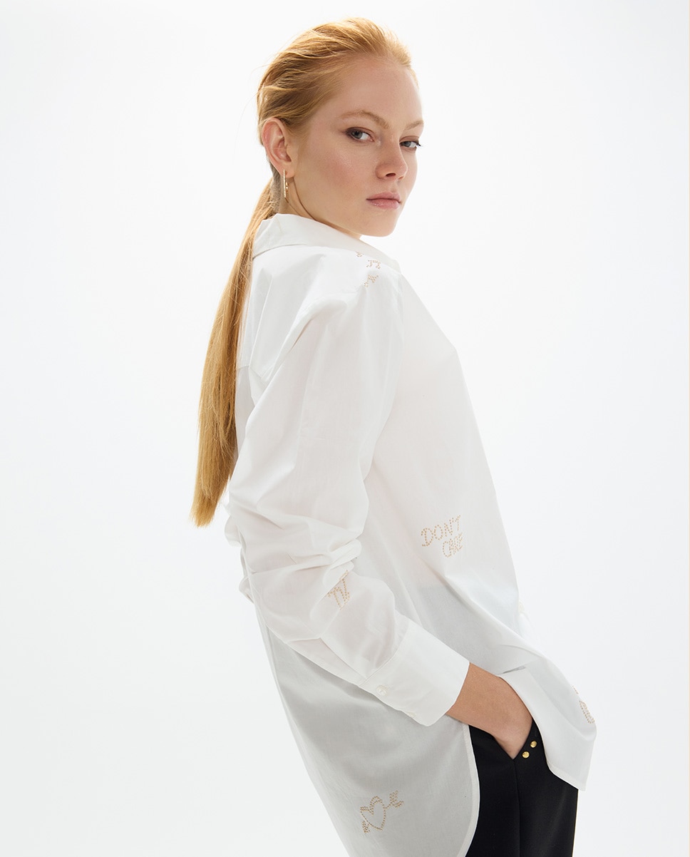 Camisa de mujer oversize con tachas doradas con dibujos posicionados - Lola Casademunt - Blanco Blanco-5
