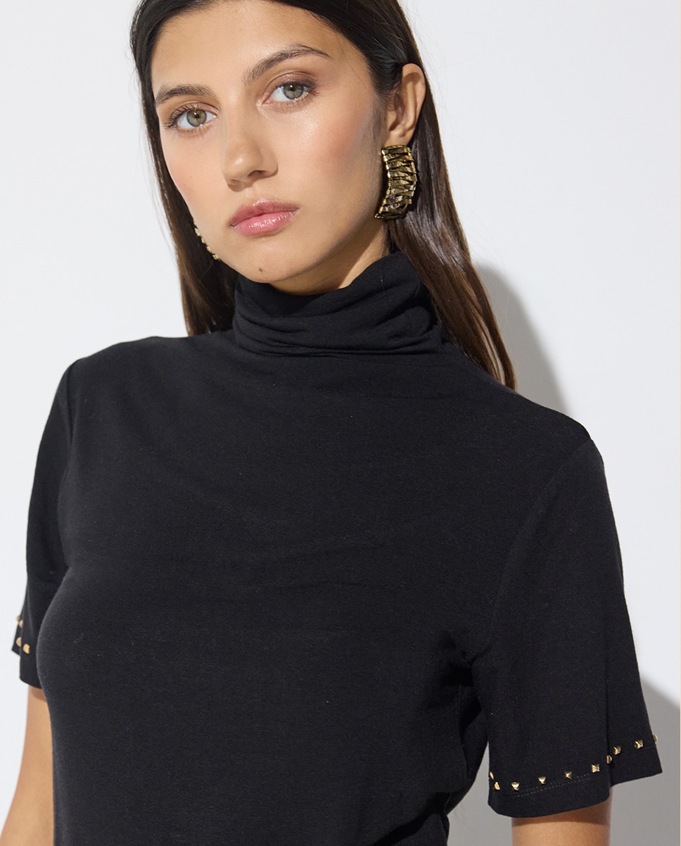 Camiseta de mujer cuello alto detalle de mini-tachita cuadrada - Lola Casademunt - Negro Negro-3