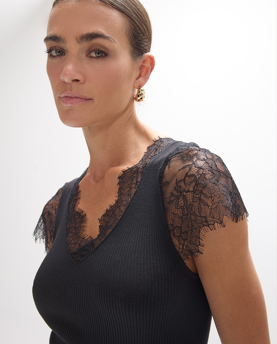 Camiseta de mujer con detalle de encaje en cuello y mangas - Lola Casademunt - Negro Negro-3