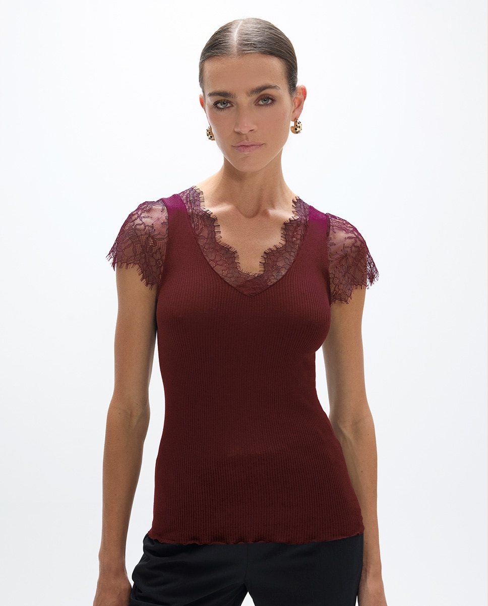 Camiseta de mujer con detalle de encaje en cuello y mangas - Lola Casademunt - Vino Vino-1