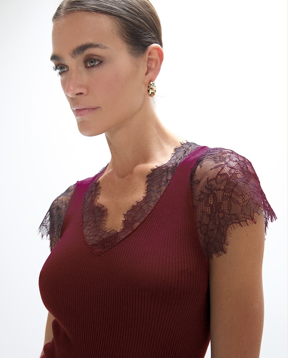 Camiseta de mujer con detalle de encaje en cuello y mangas - Lola Casademunt - Vino Vino-2