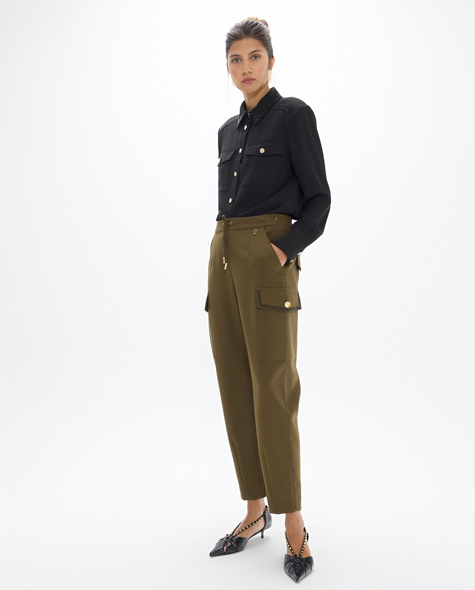 Pantalón jogger de mujer con bolsillos cargo y strass a contraste - Lola Casademunt - Kaki Kaki-1