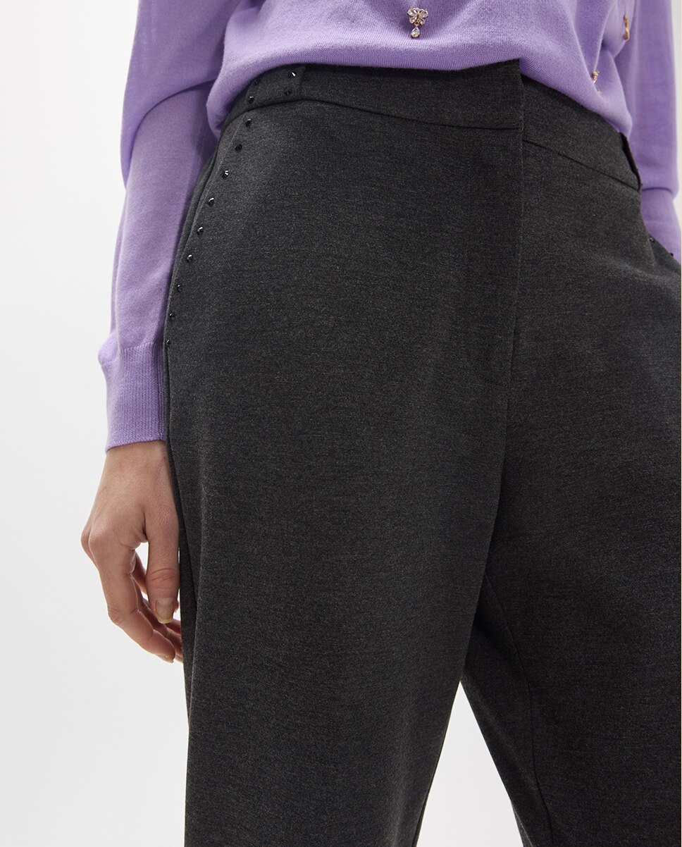 Pantalón recto de mujer punto roma con strass a tono en bolsillos y trabillas - Lola Casademunt - Gris oscuro Gris oscuro-4
