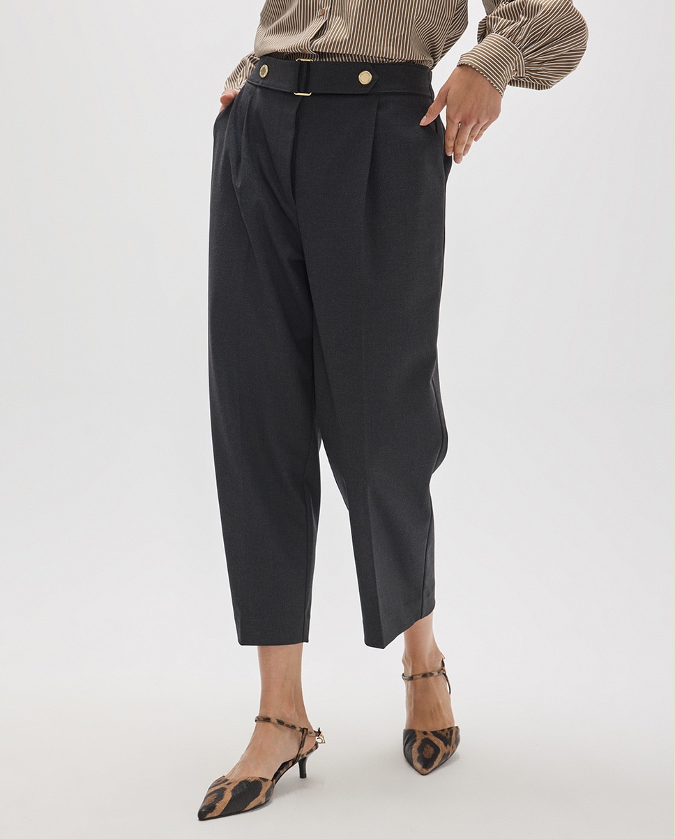 Pantalón de vestir de mujer pinzas con hebilla y snaps - Lola Casademunt - Gris Gris-3