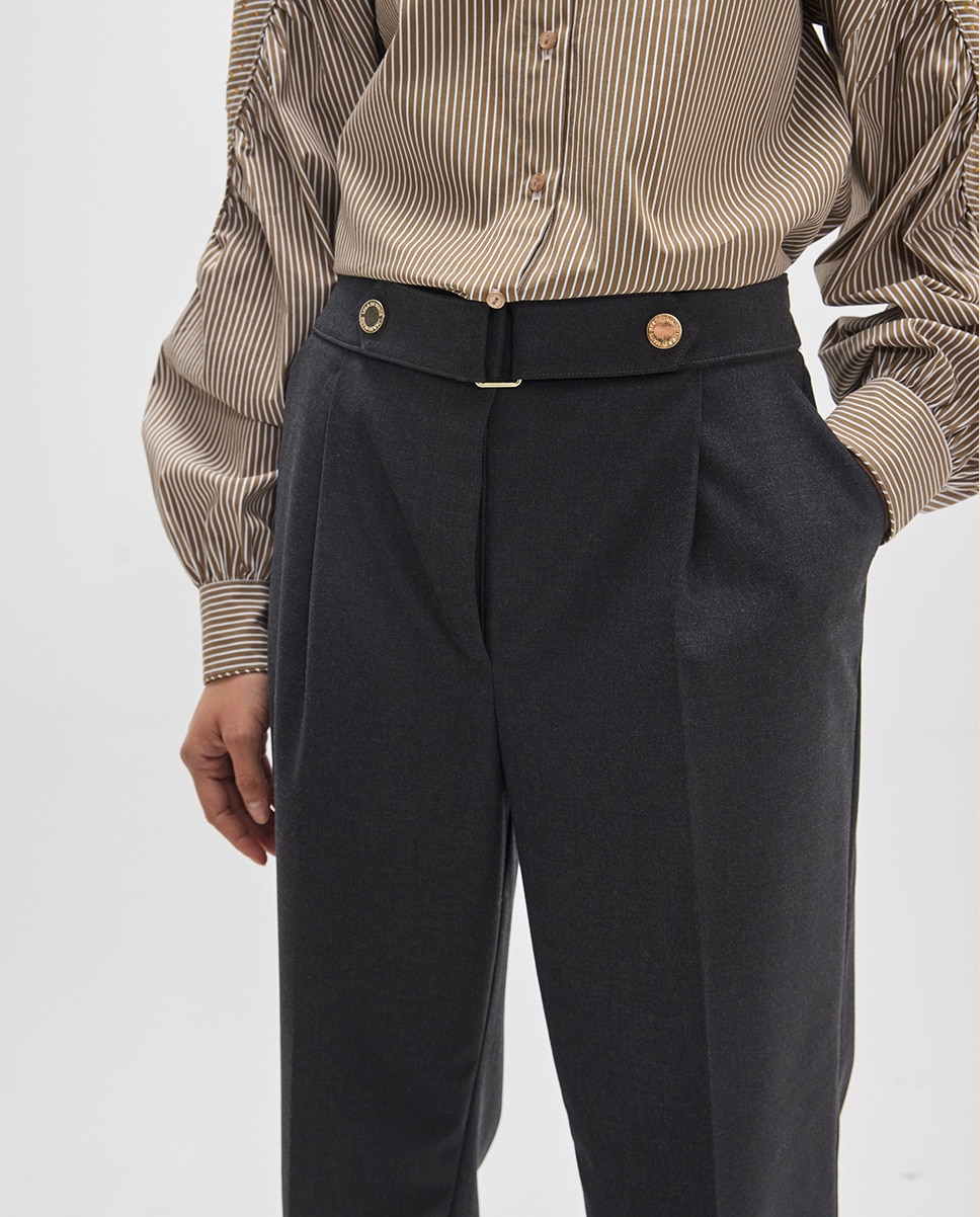 Pantalón de vestir de mujer pinzas con hebilla y snaps - Lola Casademunt - Gris Gris-4