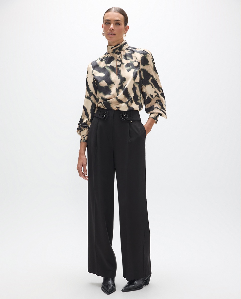 Imagen 0 de Pantalón de vestir de mujer ancho con detalle flor en cintura Negro