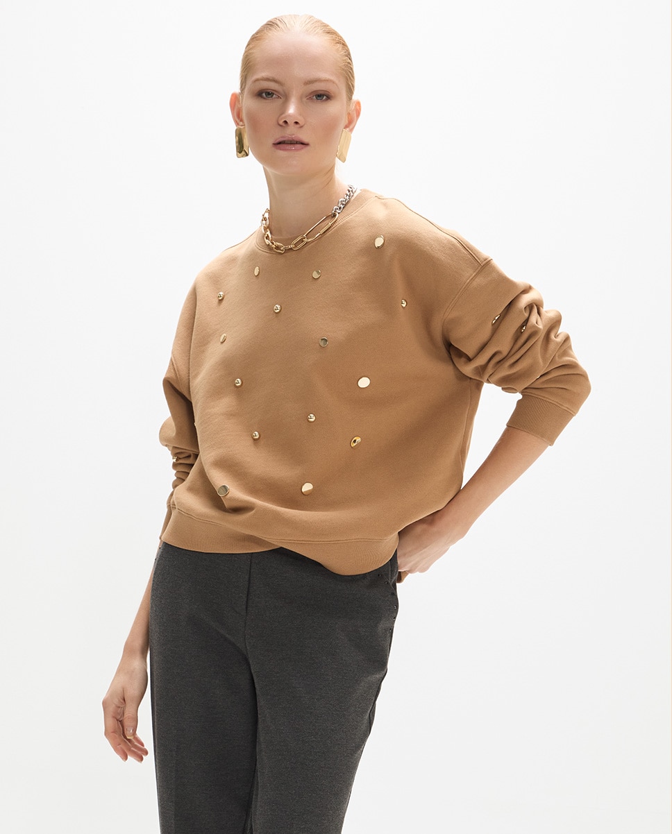 Sudadera de mujer fit básico con tachas combinadas en el delantero - Lola Casademunt - Caramelo Caramelo-1