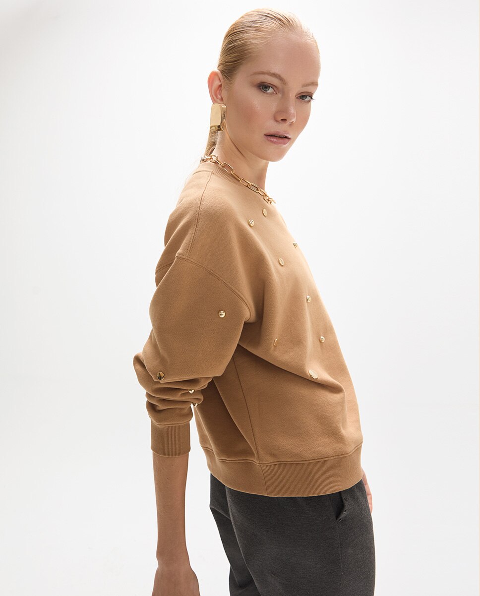 Sudadera de mujer fit básico con tachas combinadas en el delantero - Lola Casademunt - Caramelo Caramelo-2