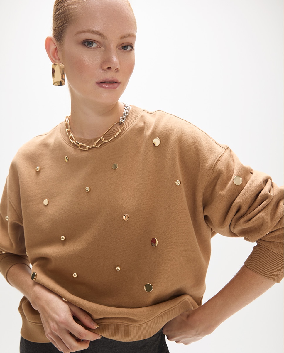 Sudadera de mujer fit básico con tachas combinadas en el delantero - Lola Casademunt - Caramelo Caramelo-3