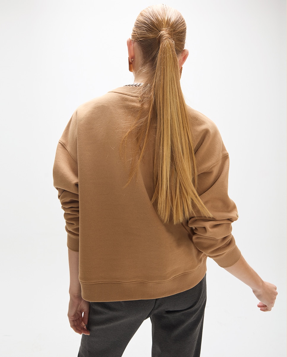 Sudadera de mujer fit básico con tachas combinadas en el delantero - Lola Casademunt - Caramelo Caramelo-4