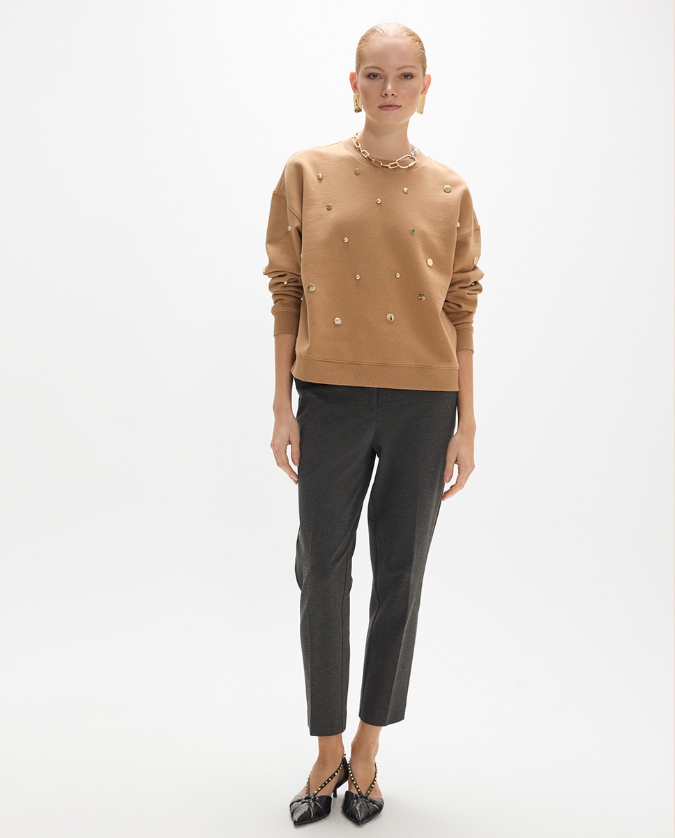 Sudadera de mujer fit básico con tachas combinadas en el delantero - Lola Casademunt - Caramelo Caramelo-5