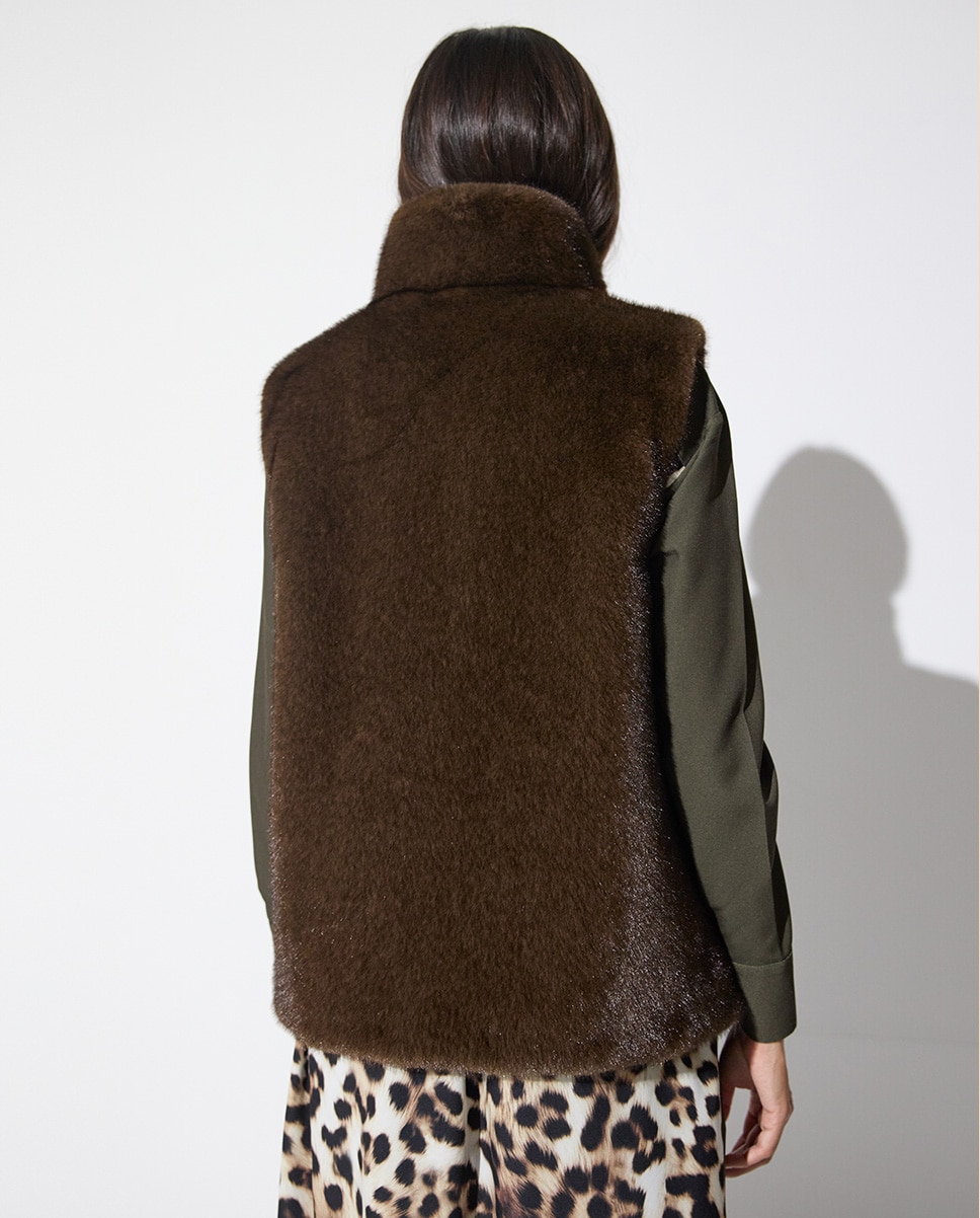 Chaleco de mujer de pelo con detalles metálicos - Lola Casademunt - Marrón Marrón-4