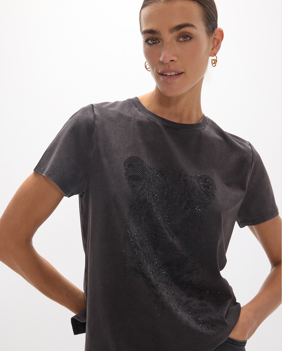 Camiseta de mujer cuello caja fit con aberturas laterales y gráfico posicionado - Lola Casademunt - Negro Negro-2