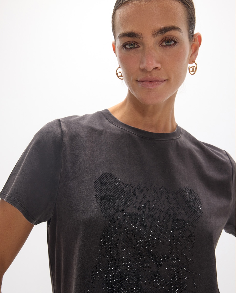 Camiseta de mujer cuello caja fit con aberturas laterales y gráfico posicionado - Lola Casademunt - Negro Negro-3