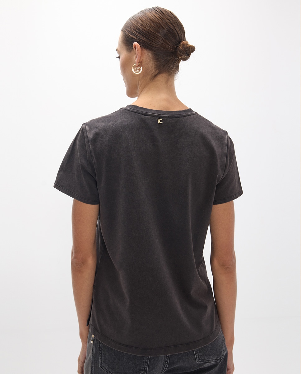 Camiseta de mujer cuello caja fit con aberturas laterales y gráfico posicionado - Lola Casademunt - Negro Negro-4