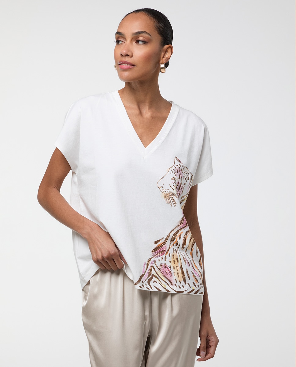 Lola Casademunt - Camiseta de mujer con escote de pico y detalle cara tigre.