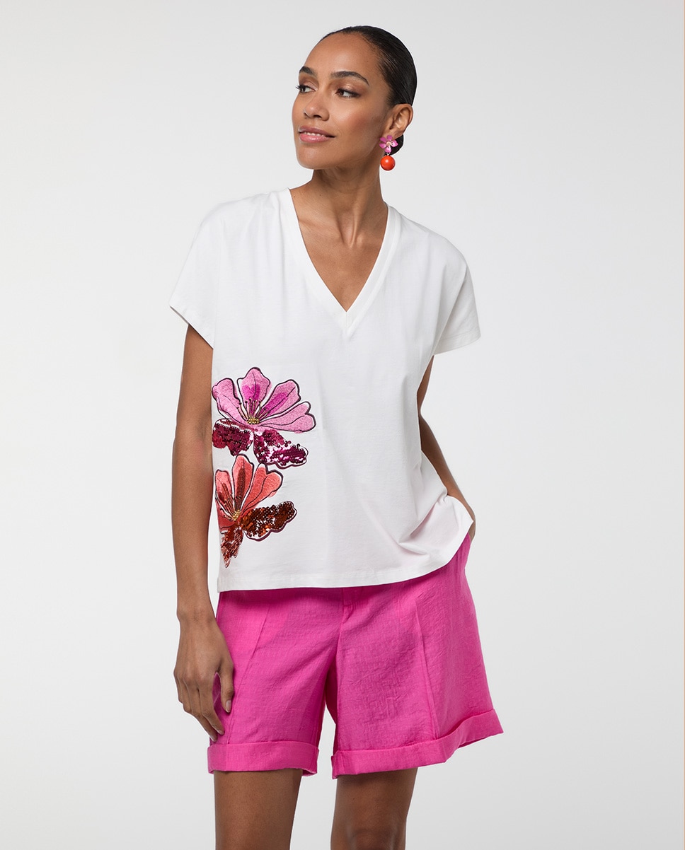 Lola Casademunt - Camiseta de mujer con escote de pico y detalle de flor.