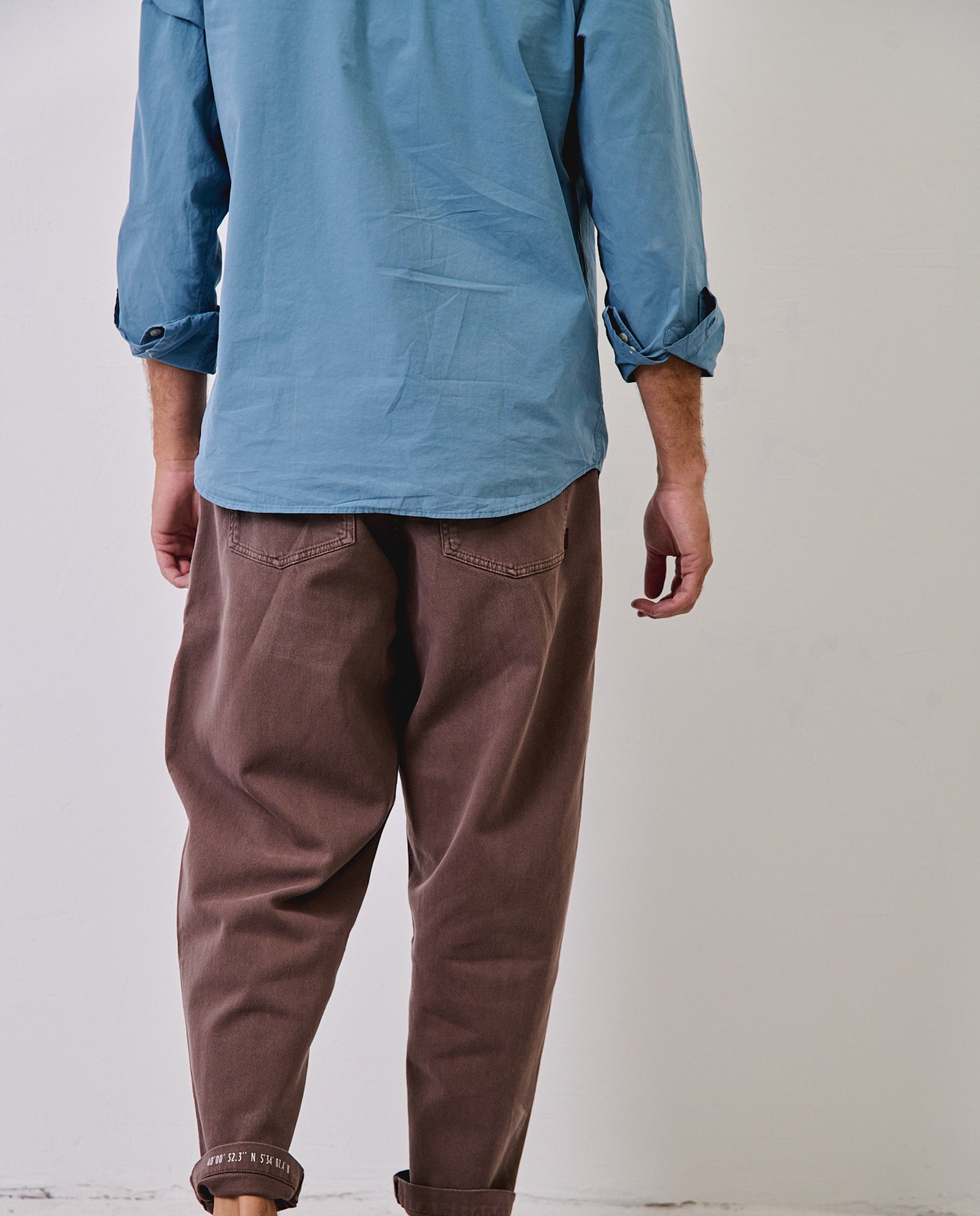 Imagen 4 de Pantalón de hombre cropped relaxed-tapered cosme - Tintoremus Sttudio - Marrón Marrón