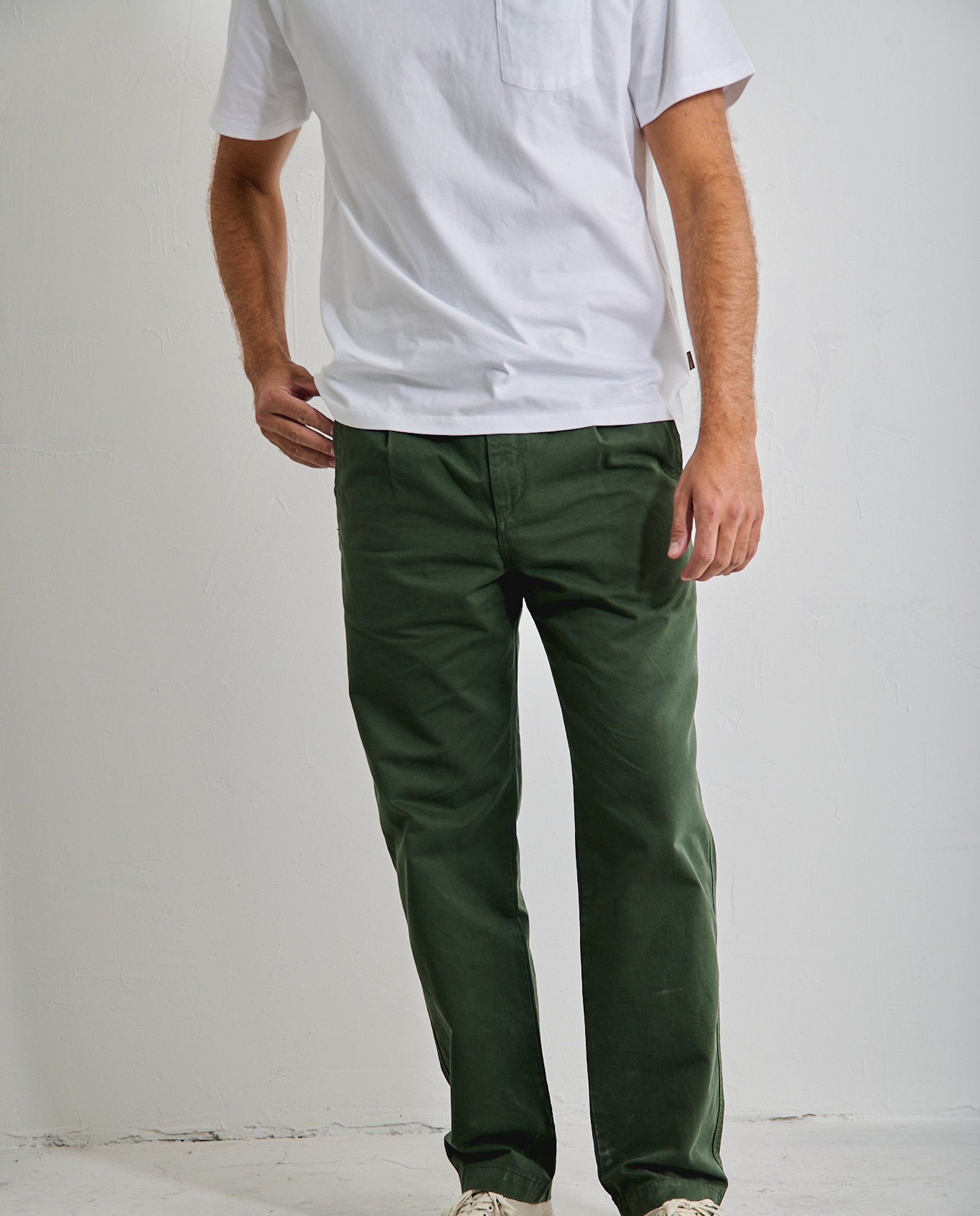 Imagen 1 de Pantalón chino de hombre corte recto con pinzas clemen Verde