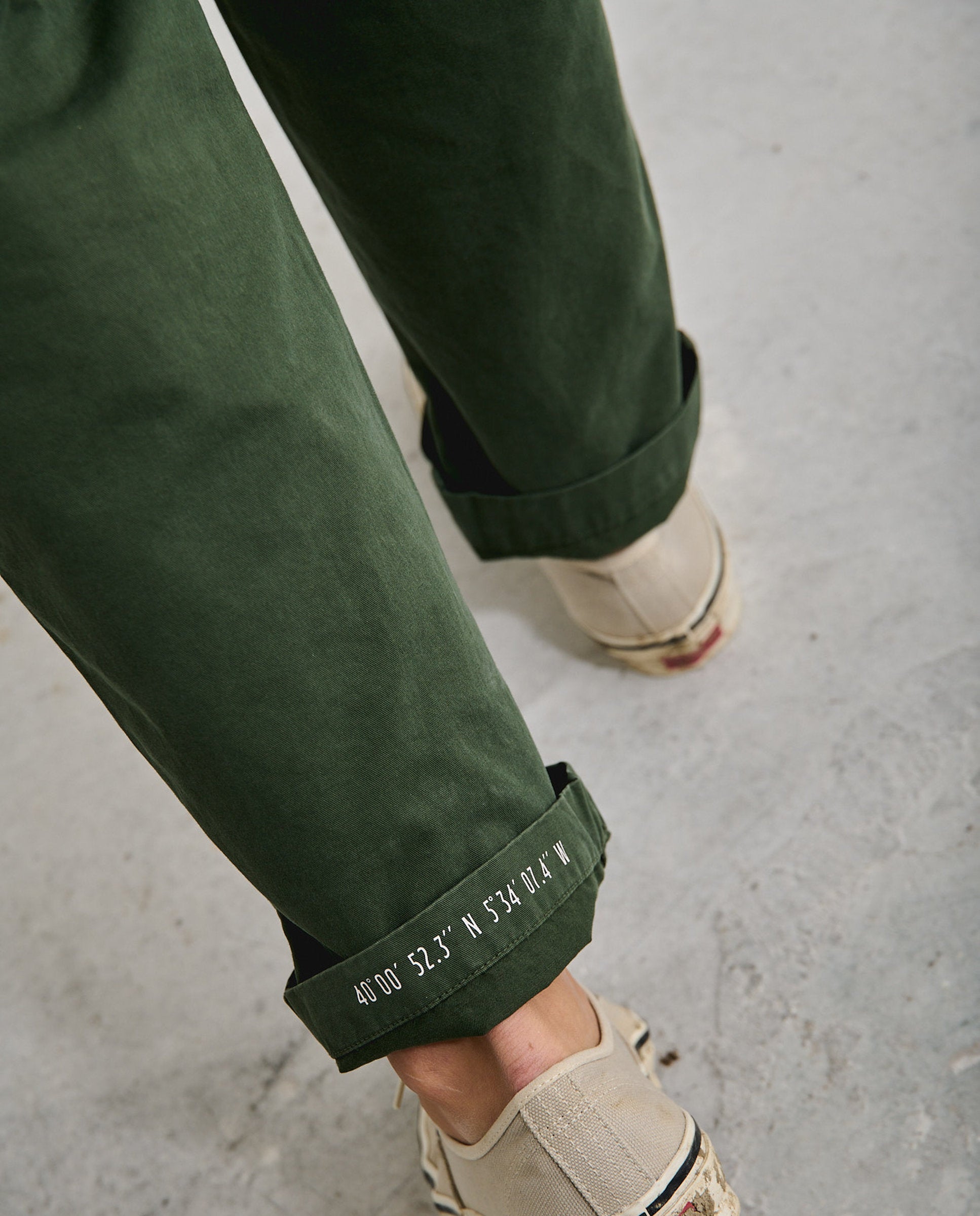 Imagen 4 de Pantalón chino de hombre corte recto con pinzas clemen - Tintoremus Sttudio - Verde Verde