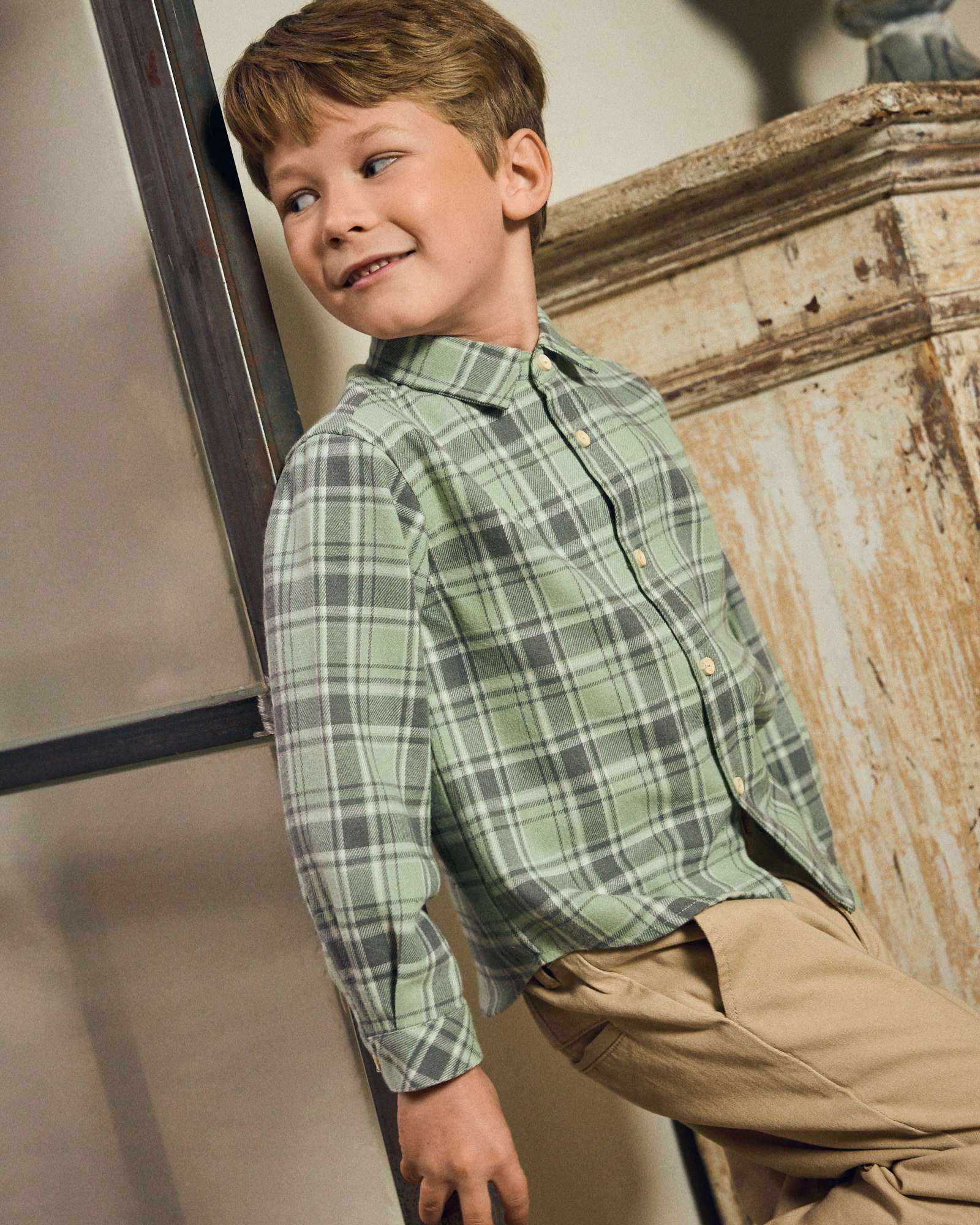 Imagen 0 de Camisa de niño de cuadros y cuello pico Verde