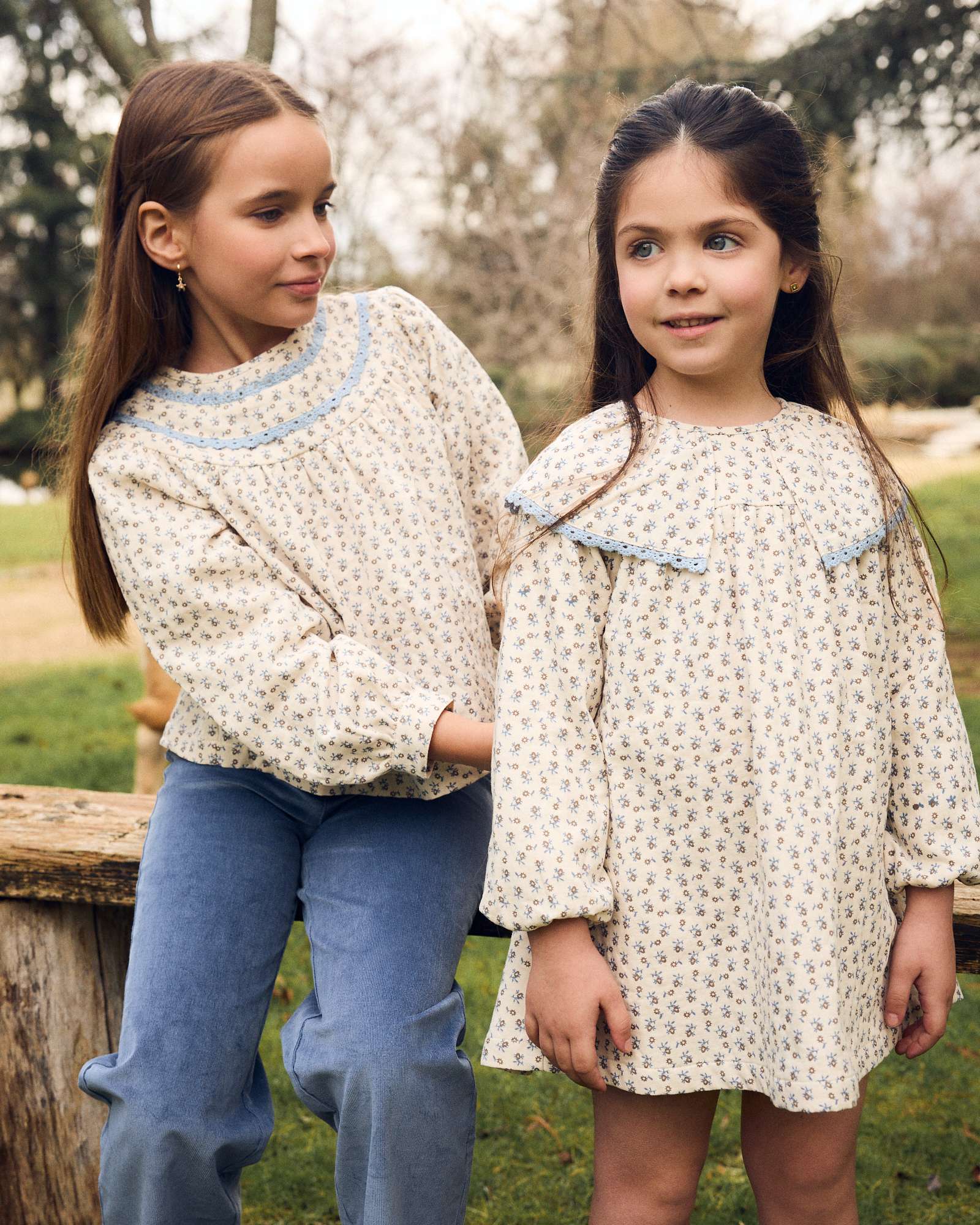 Imagen 0 de Vestido de niña de flores con cuello redondo volante Natural
