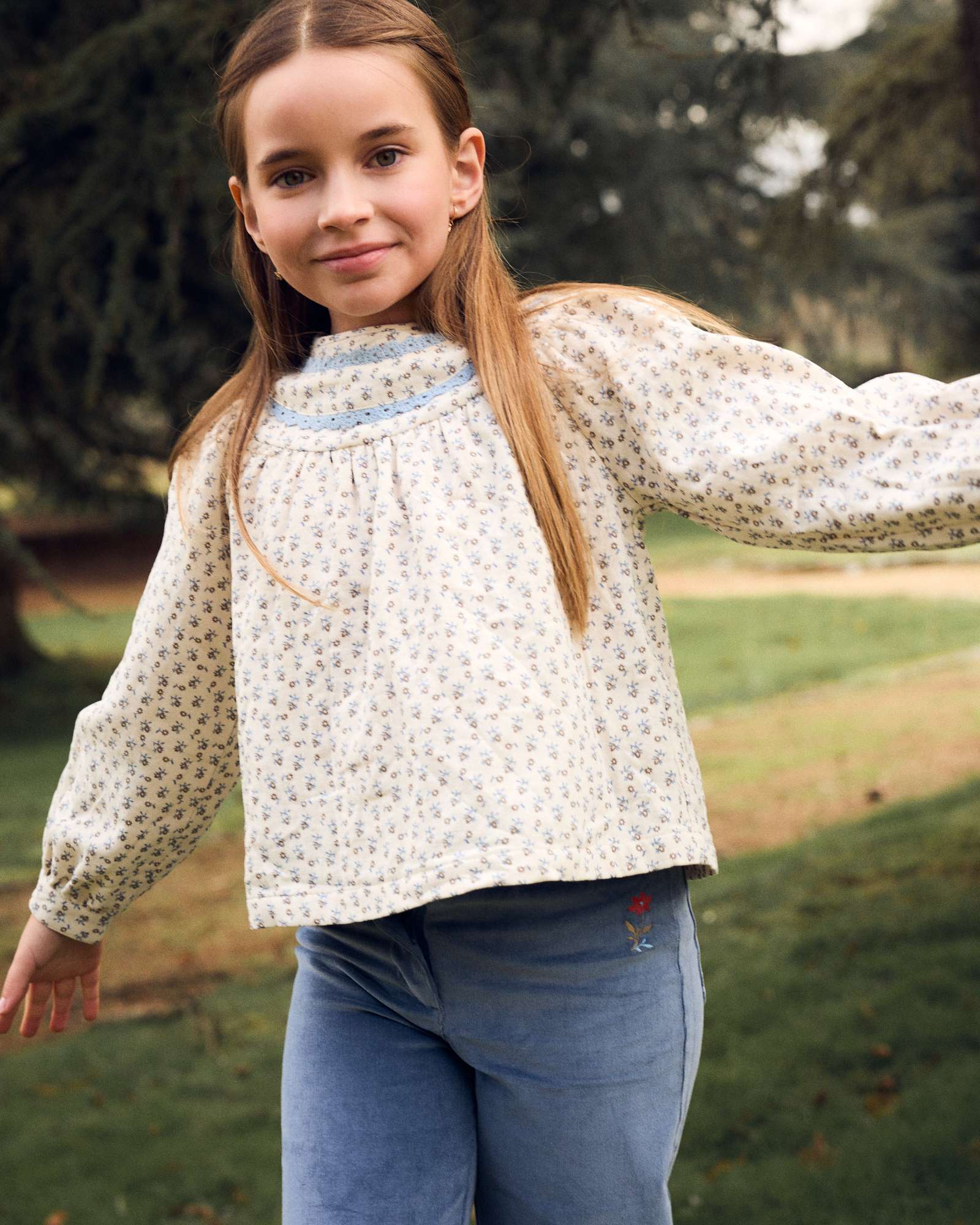 Imagen 0 de Blusa de niña de flores con cuello volante bordado Natural