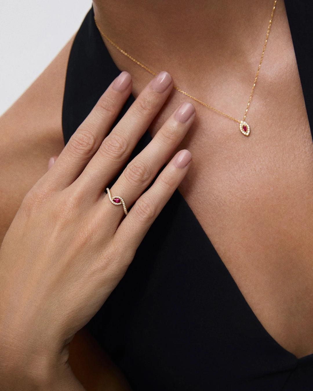 Imagen 2 de Sortija liora élan de rubí y diamantes en oro amarillo de 18 kt - MUMIT - Rosa Rosa