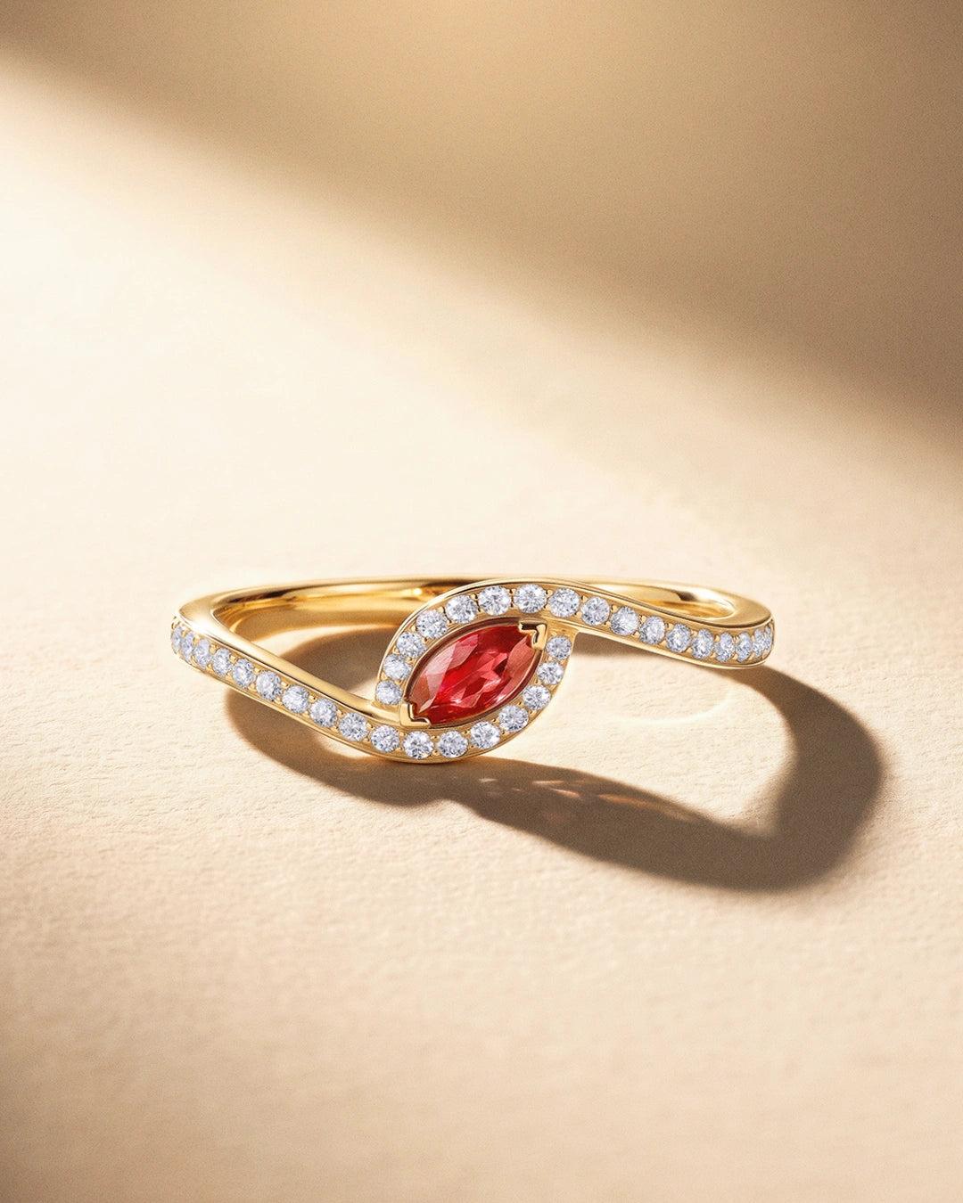 Imagen 5 de Sortija liora élan de rubí y diamantes en oro amarillo de 18 kt - MUMIT - Rosa Rosa