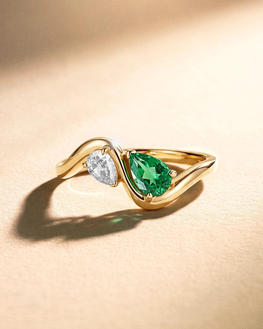 Imagen 5 de Sortija liora de esmeralda y diamante en oro amarillo de 18 kt - MUMIT - Verde Verde