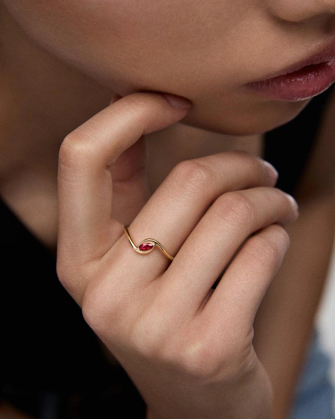 Imagen 2 de Sortija liora élan de rubí en oro amarillo de 18 kt - MUMIT - Rosa Rosa