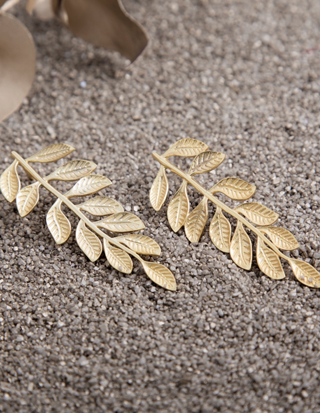 Pendientes bañados en oro diseño hoja botánica veli - Lavani Jewels - Dorado Dorado-5