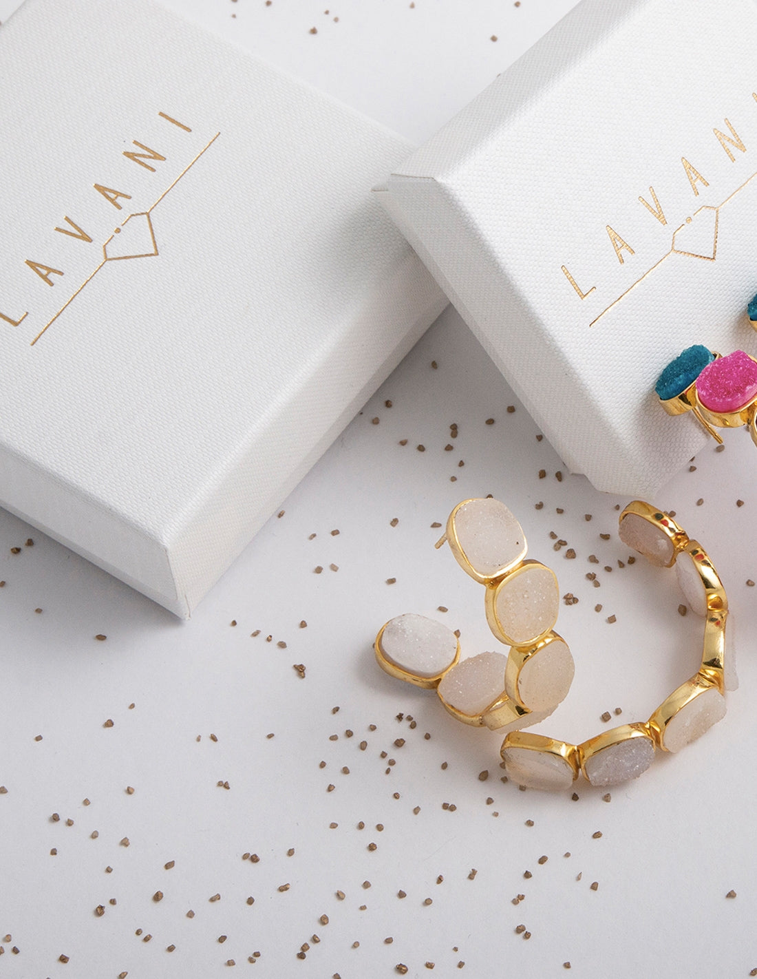 Anillo bañado en oro con piedras diseño radiante rainbow - Lavani Jewels - Blanco Blanco-5