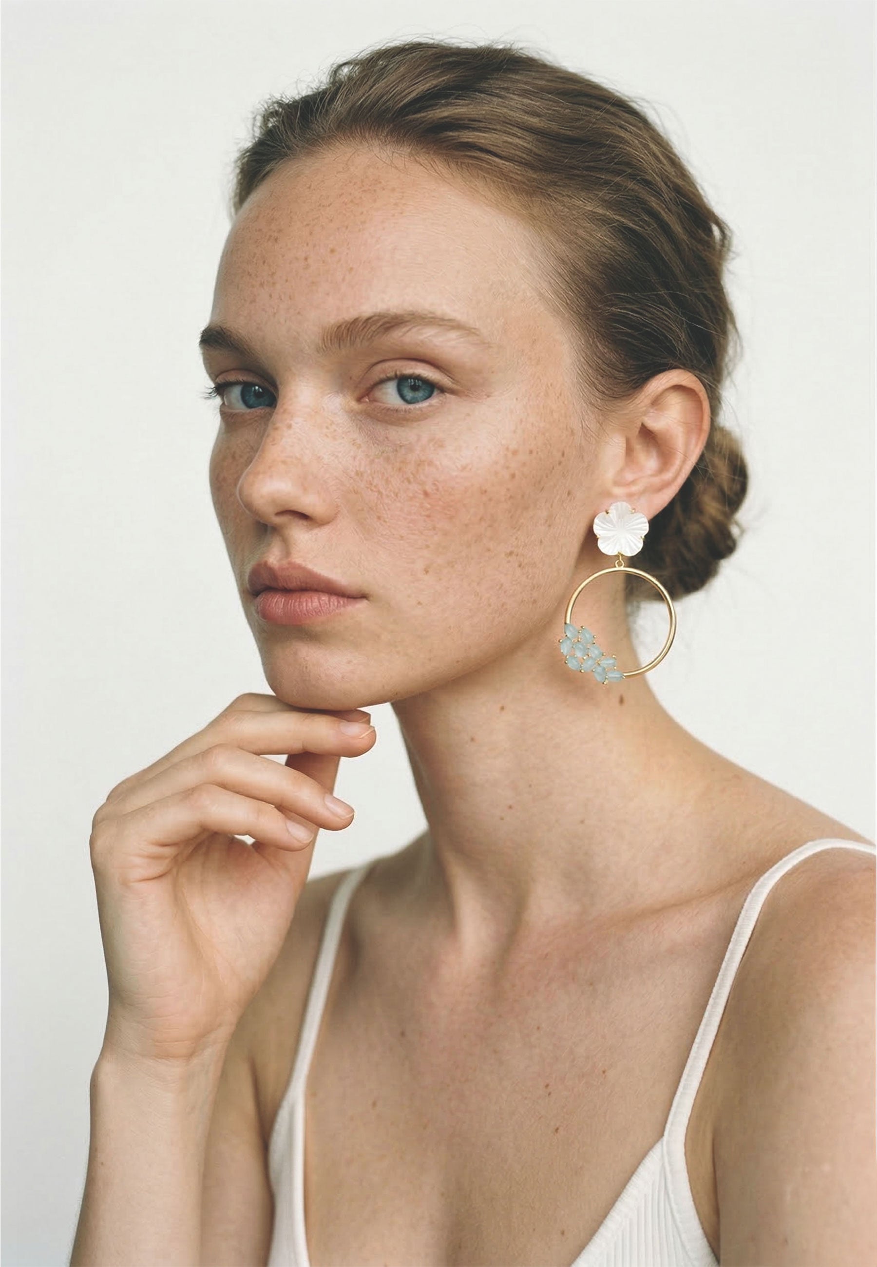 Pendientes bañados en oro con piedras forma de flor daisy - Lavani Jewels - Verde Verde-2