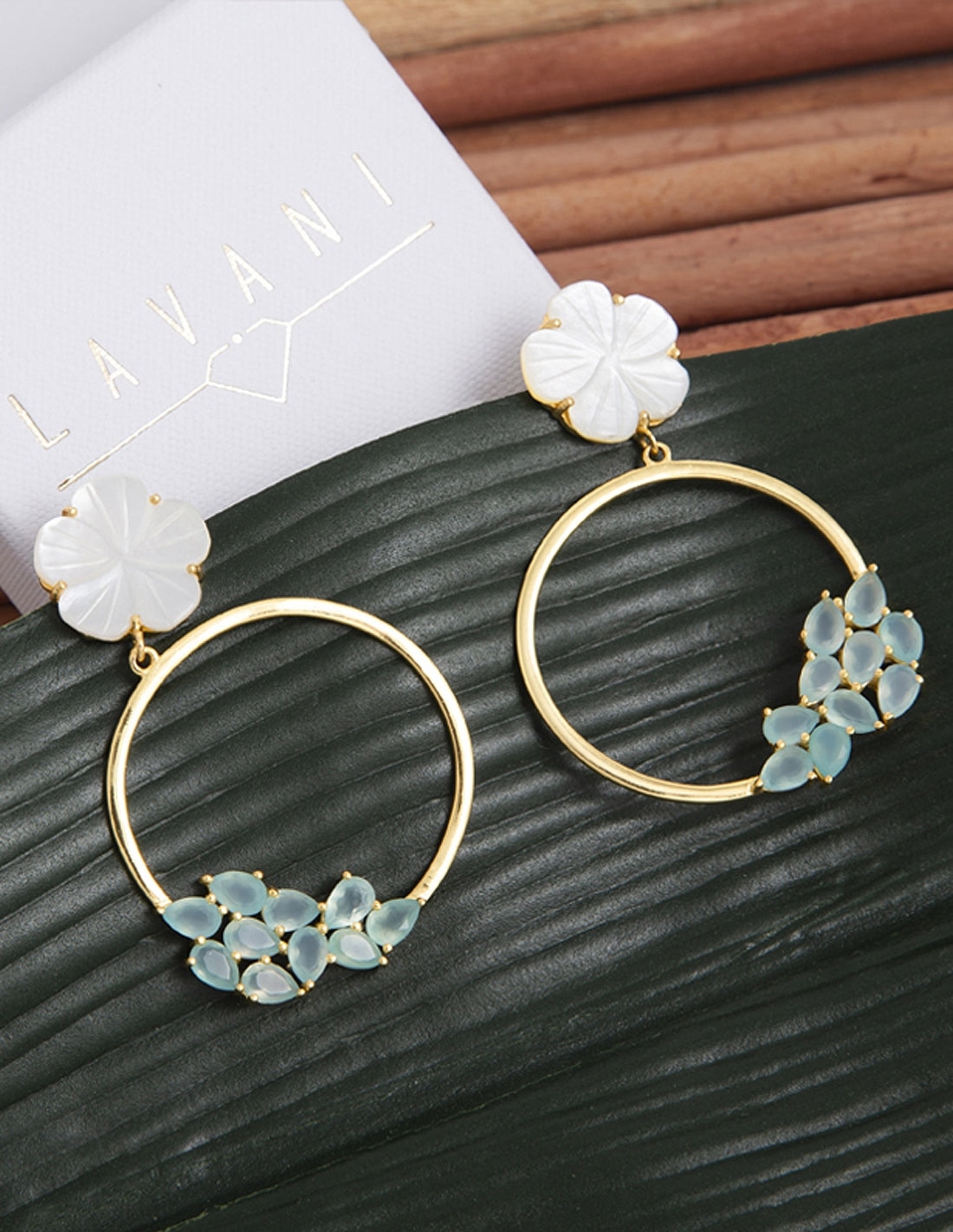 Pendientes bañados en oro con piedras forma de flor daisy - Lavani Jewels - Verde Verde-4