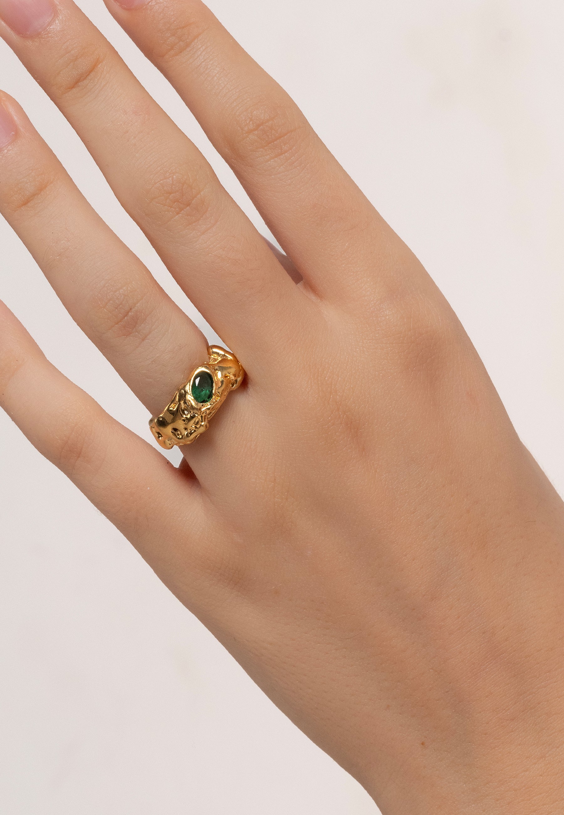 Anillo bañado en oro grueso con piedra estilo escultura - Lavani Jewels - Verde Verde-2