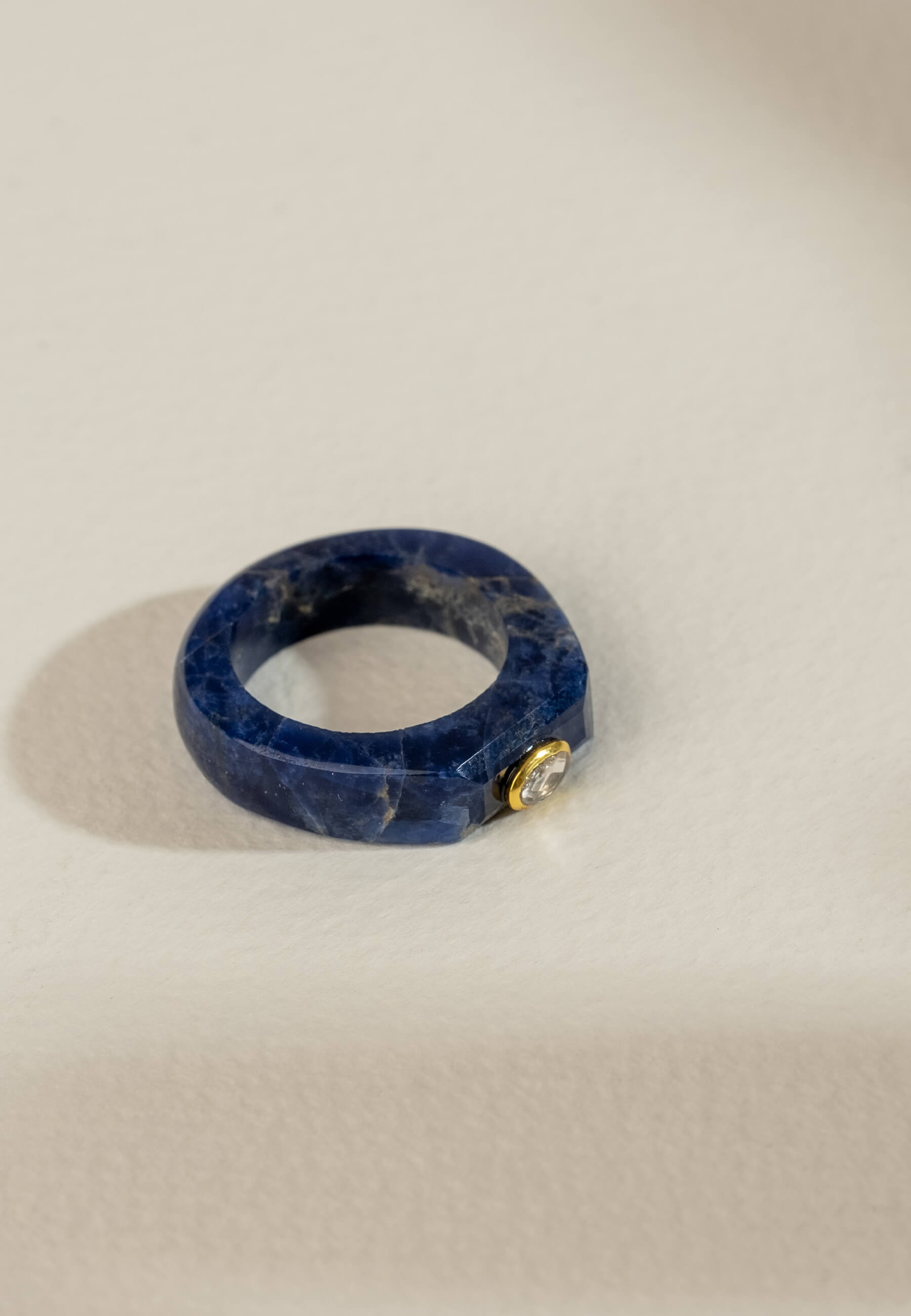 Anillo bañado en oro con sodalita estilo elegante - Lavani Jewels - Azul Azul-4