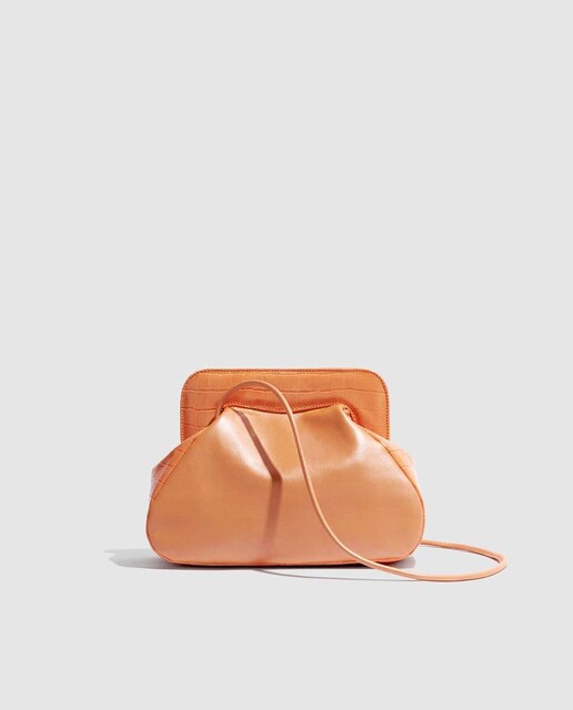 Imagen 0 de Bandolera de mujer de piel bovina naranja con boquilla y laterales grabada en coco