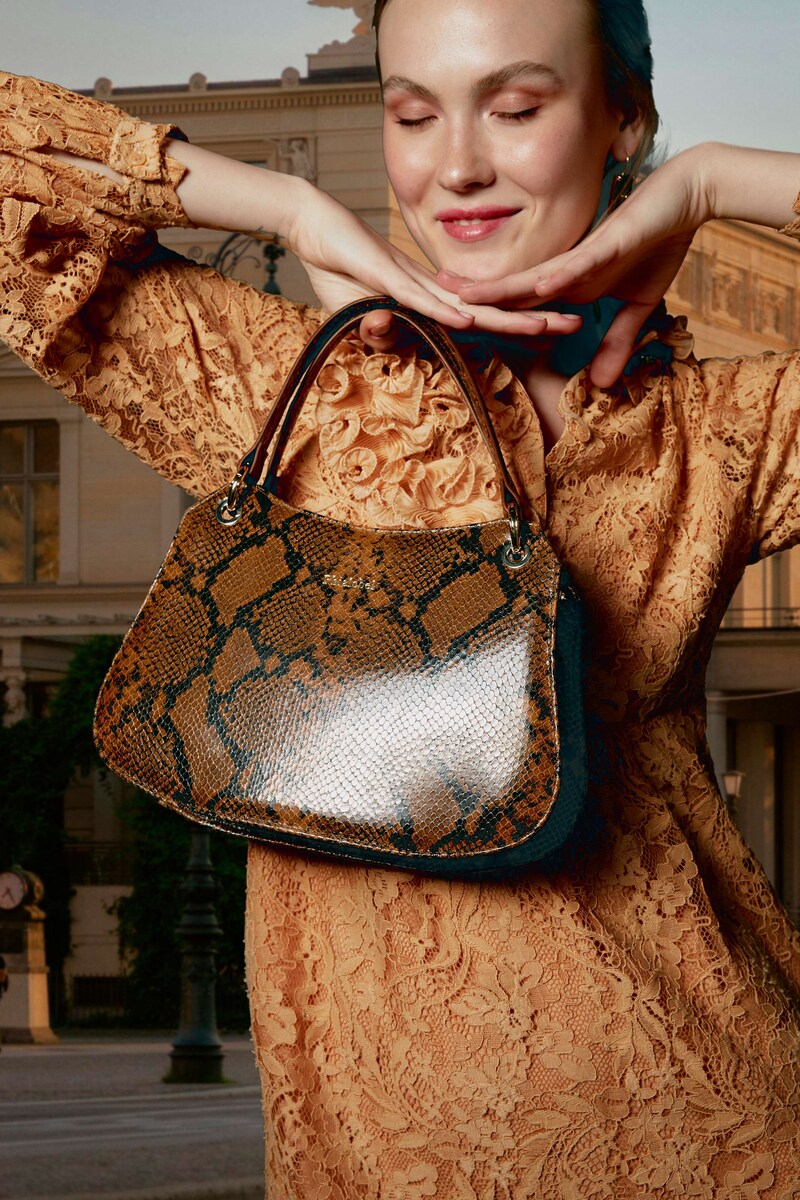 Bolso de mano de piel bovina camel con grabado de serpiente