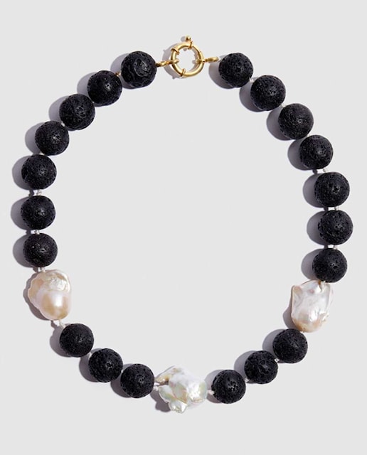 Imagen 0 de Collar Daphnie en piedra volcánica y perla madre