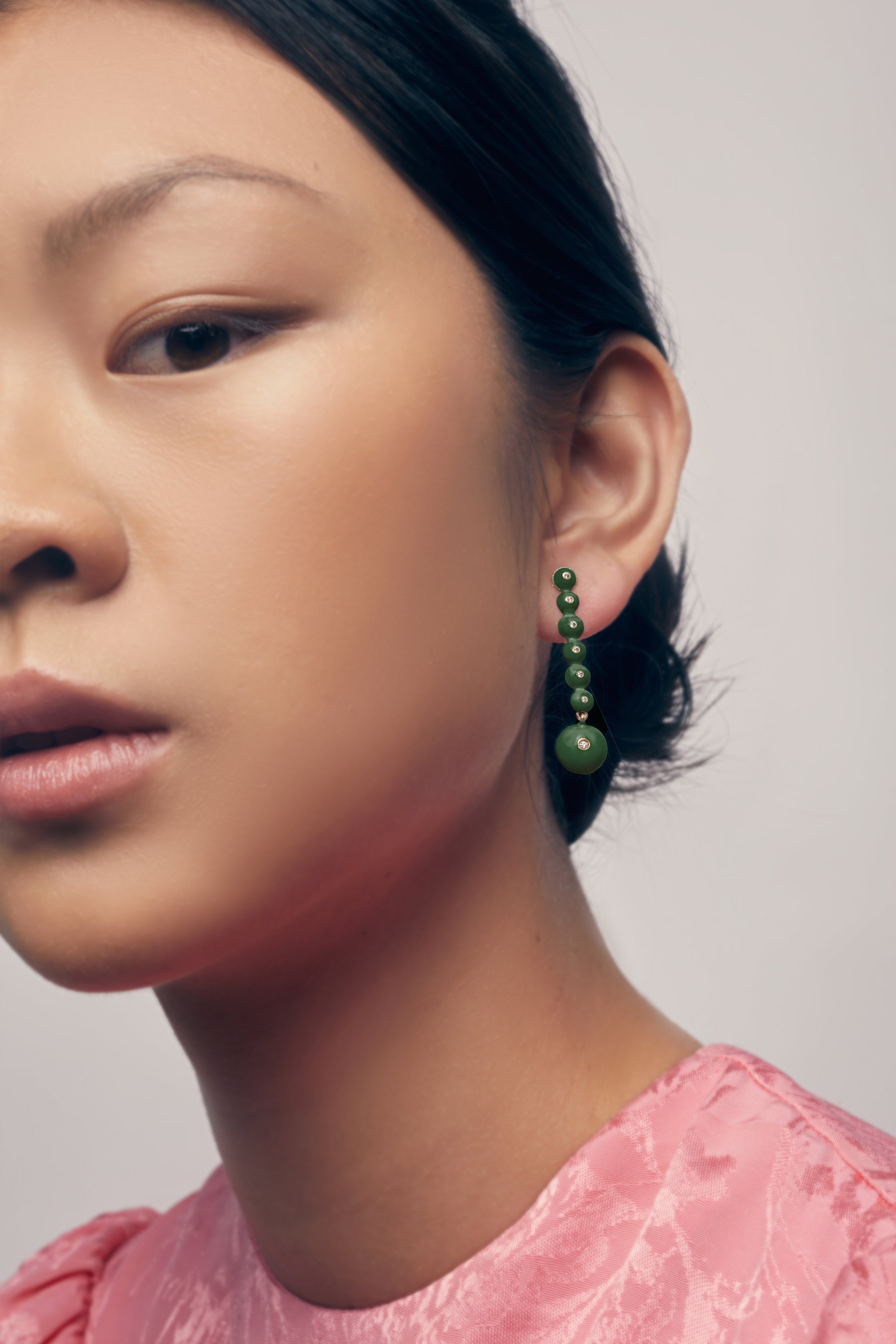 Pendientes bañados en oro con piedras inspiración tropical hibiscus - Lavani Jewels - Verde Verde-2
