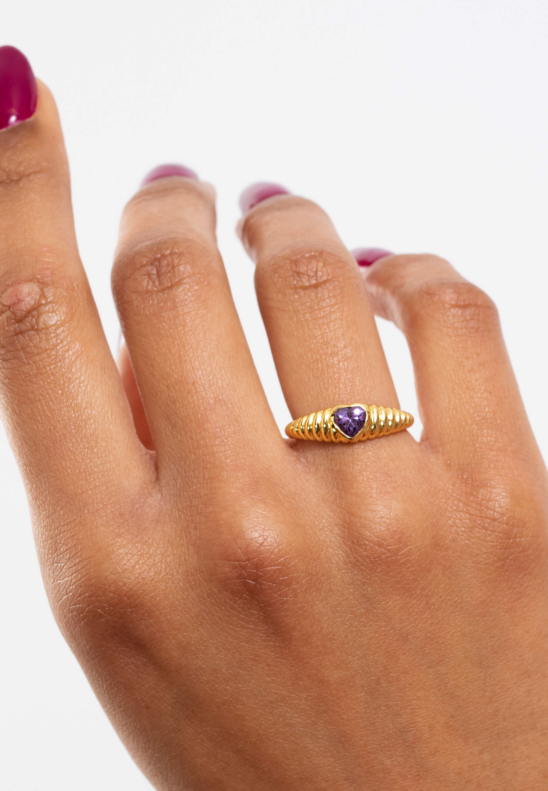Anillo sello bañado en oro con amatista estilo romántico corazón - Lavani Jewels - Morado Morado-2