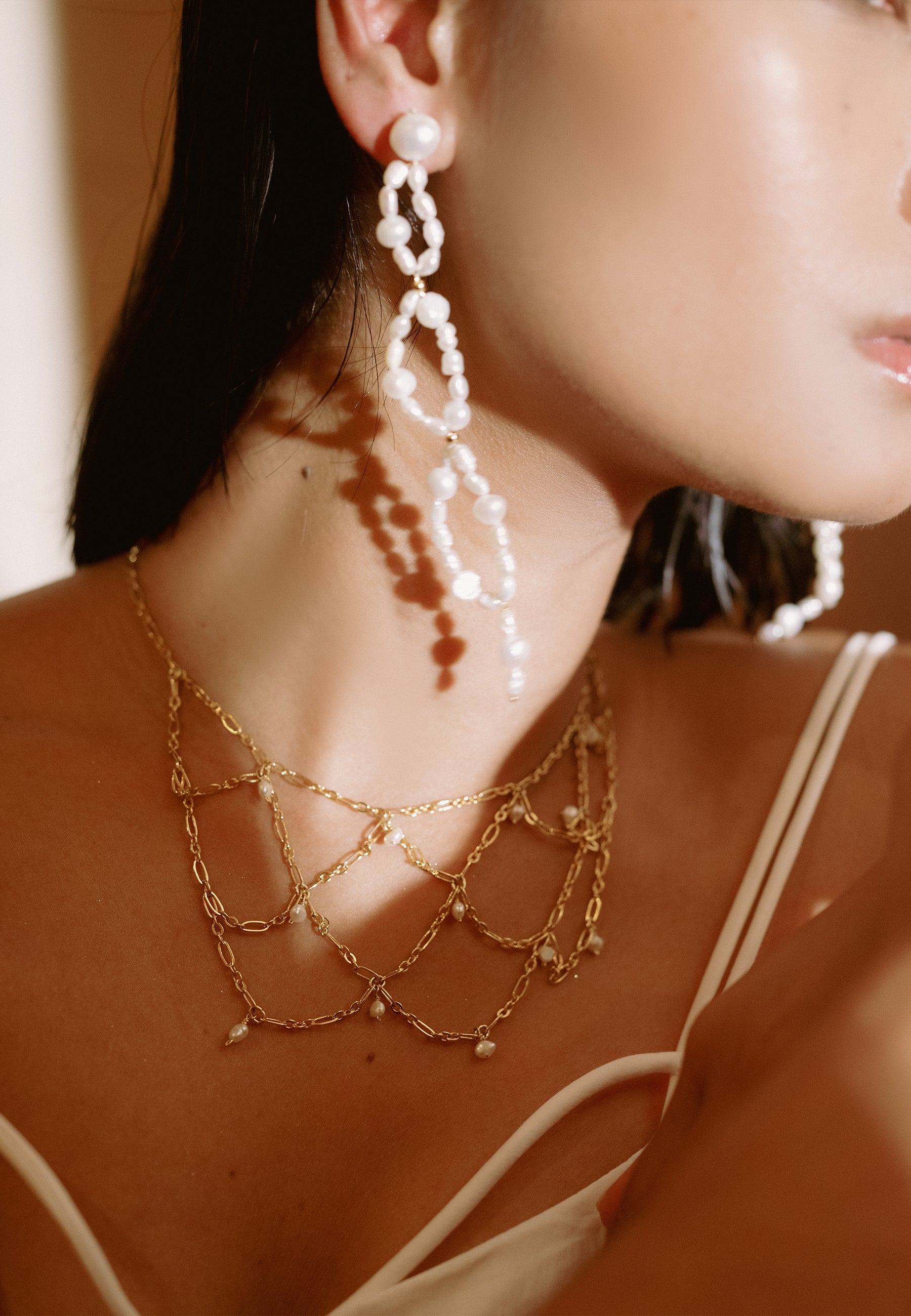Imagen 0 de Collar tipo chocker bañado en oro con perlas hana Blanco