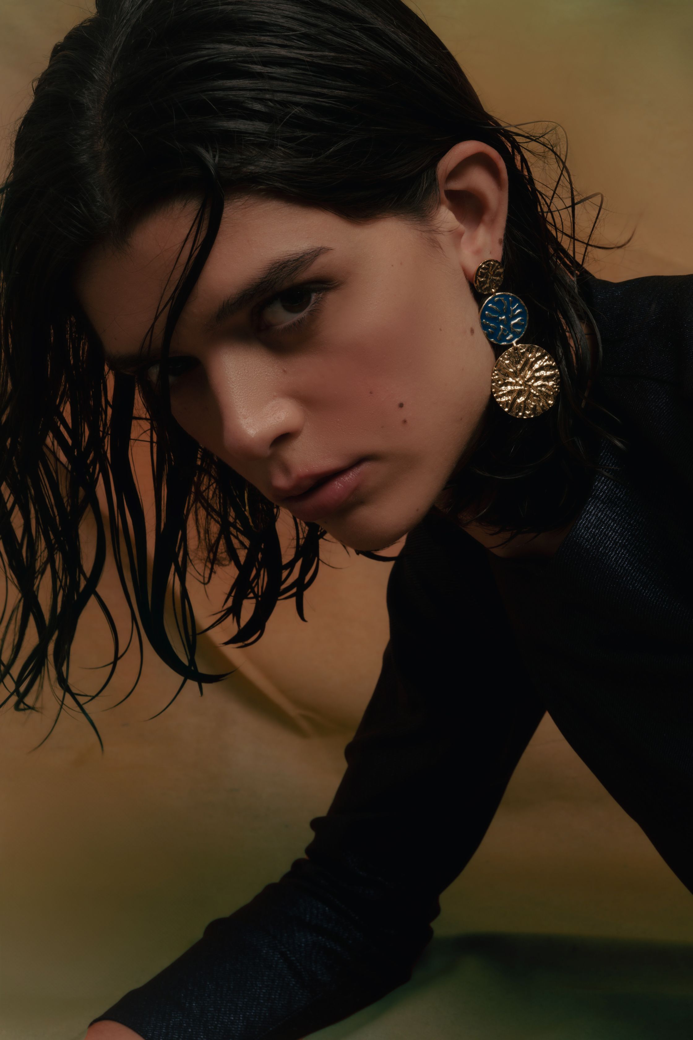 Pendientes bañados en oro con piedras estilo fluido geiser - Lavani Jewels - Azul Azul-3