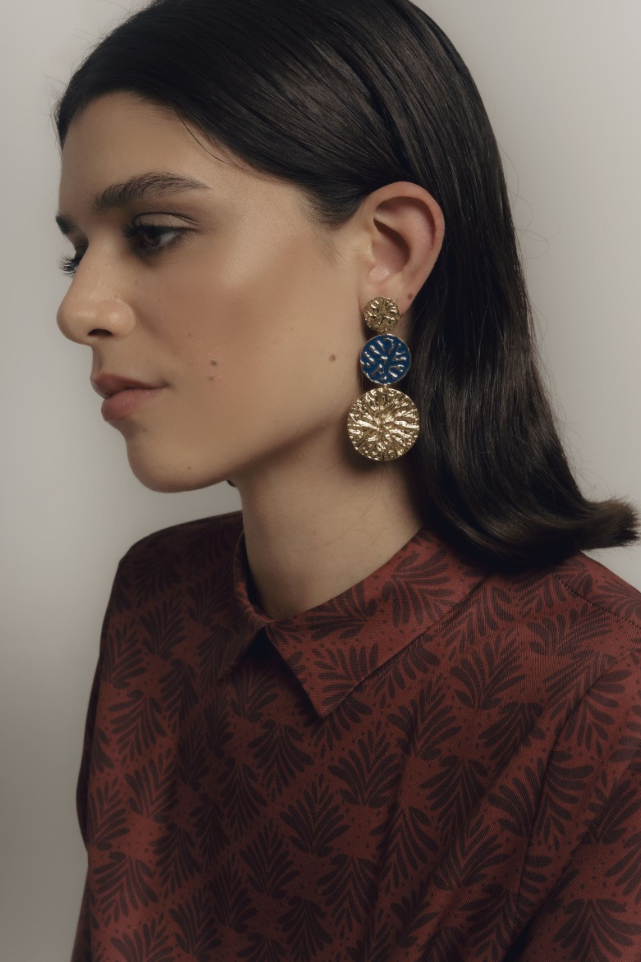 Pendientes bañados en oro con piedras estilo fluido geiser - Lavani Jewels - Azul Azul-4