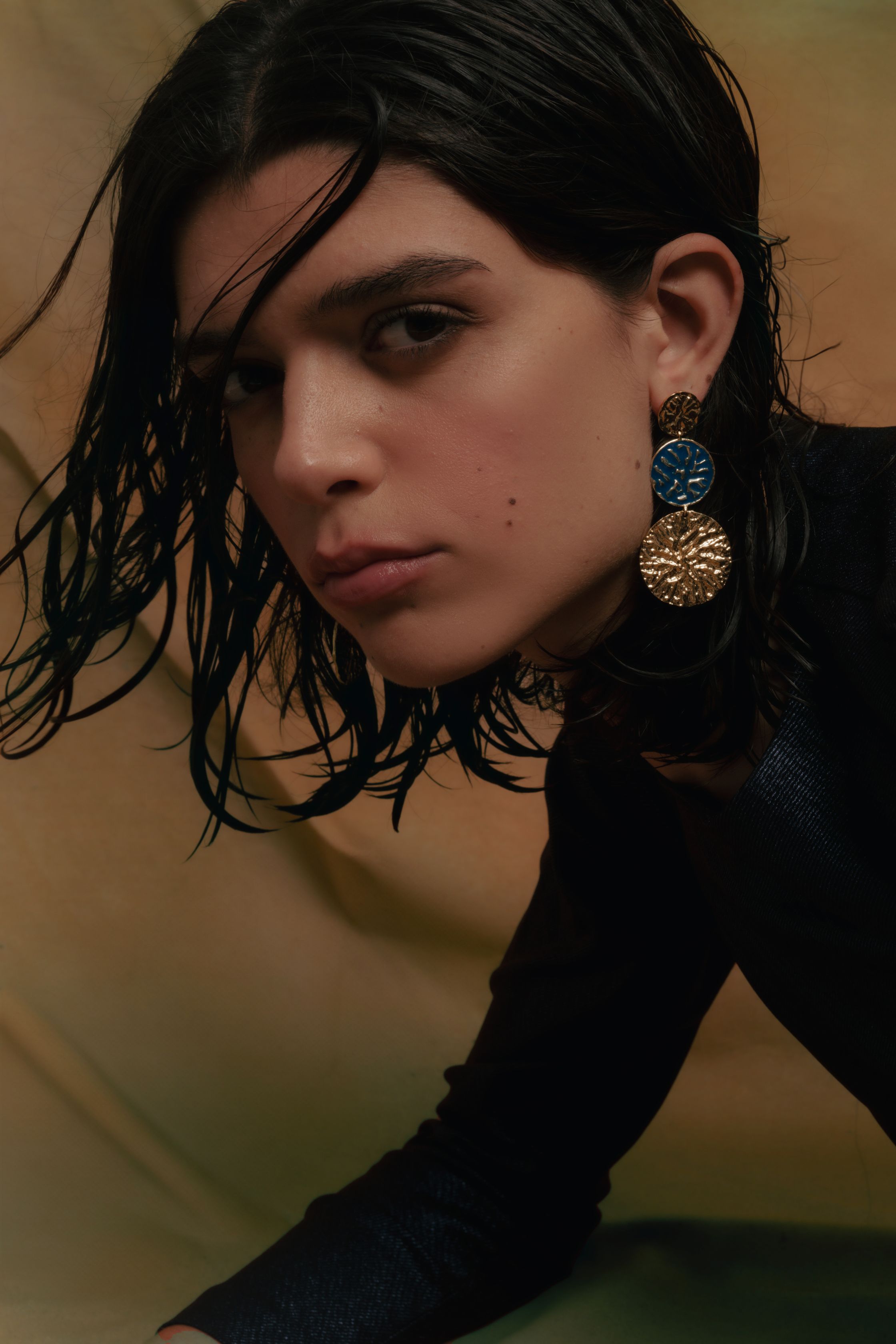 Pendientes bañados en oro con piedras estilo fluido geiser - Lavani Jewels - Azul Azul-5