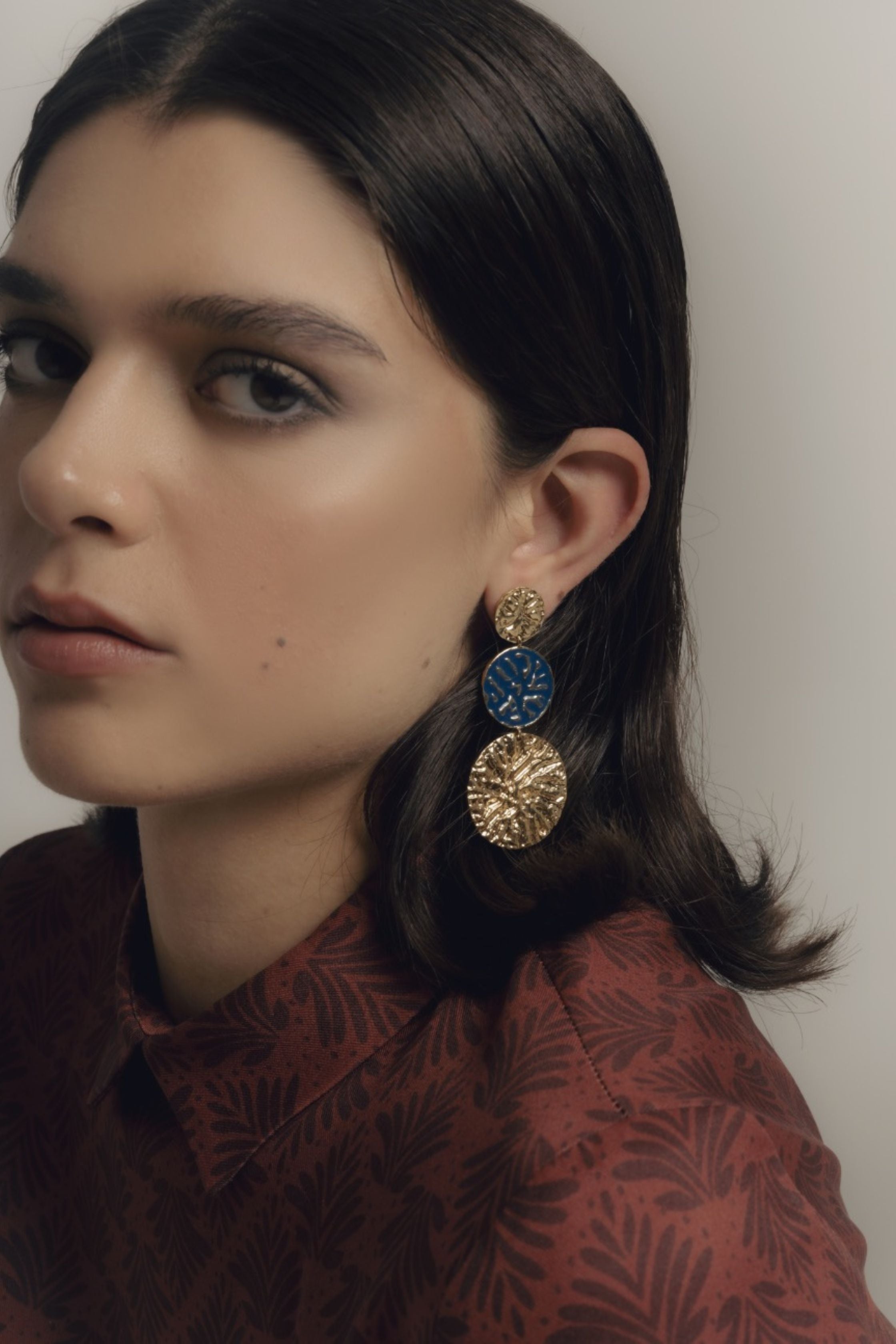 Pendientes bañados en oro con piedras estilo fluido geiser - Lavani Jewels - Azul Azul-6