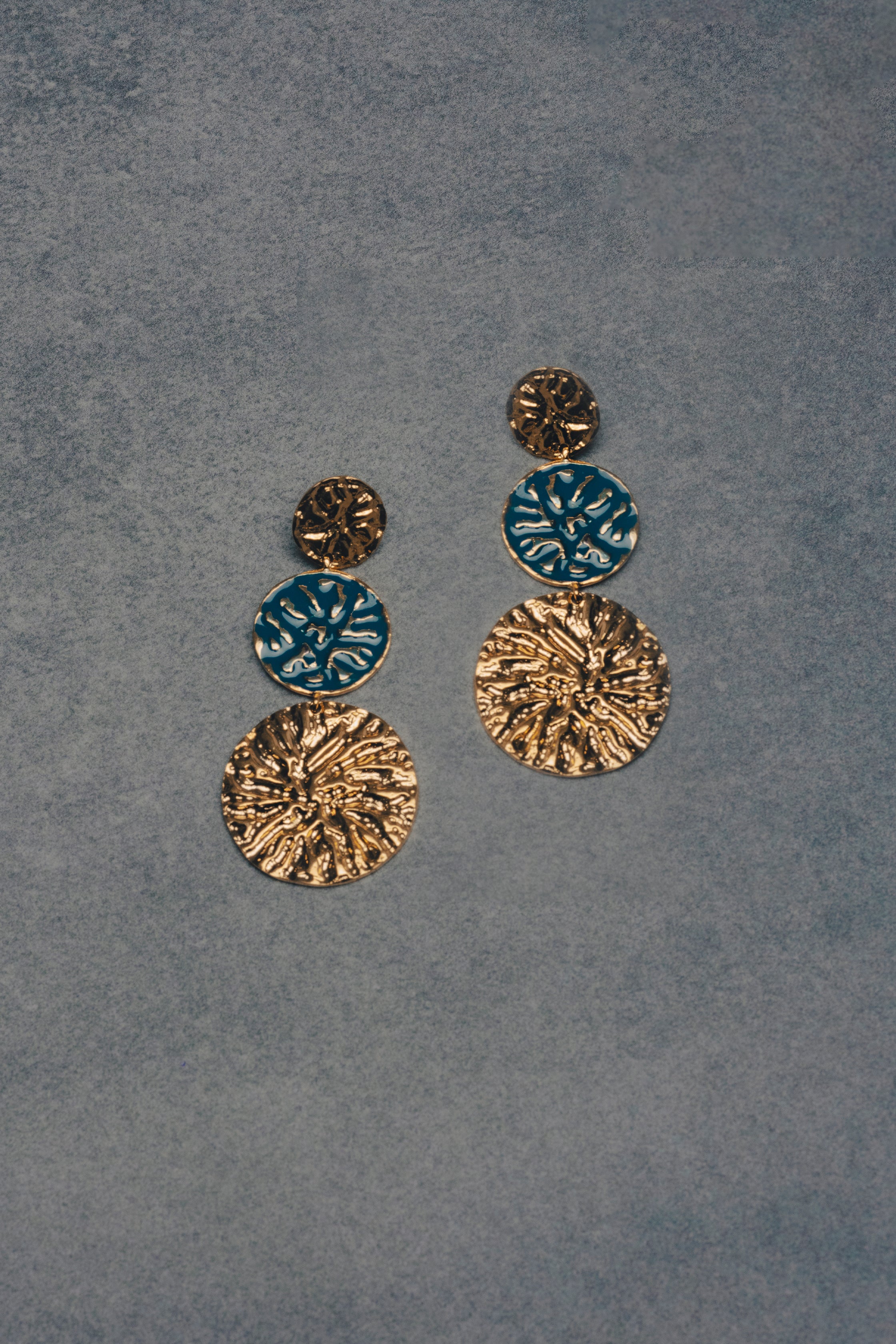 Pendientes bañados en oro con piedras estilo fluido geiser - Lavani Jewels - Azul Azul-7